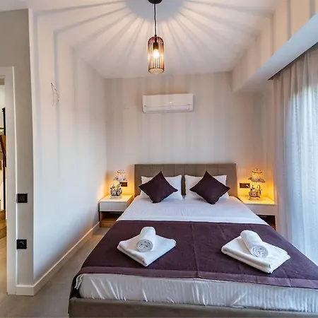 Merkezde 8 Kişilik özel Havuzlu Villa