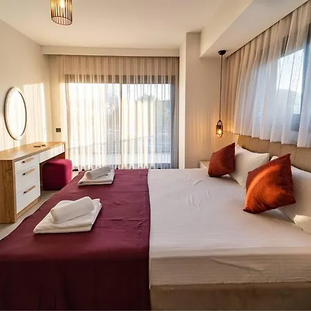 Merkezde 8 Kisilik Oezel Havuzlu Villa Fethiye