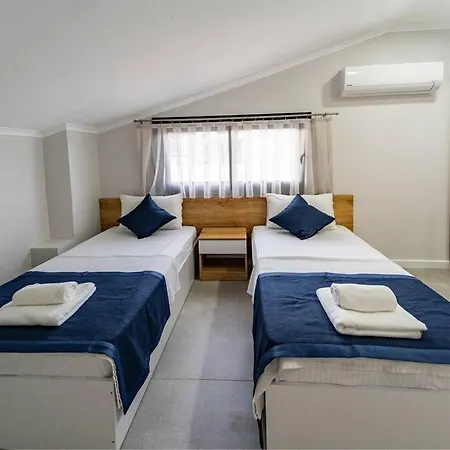 Merkezde 8 Kisilik Oezel Havuzlu Villa Villa *