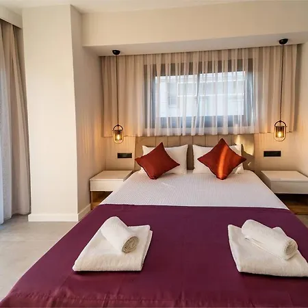 Villa Merkezde 8 Kisilik Oezel Havuzlu Villa *