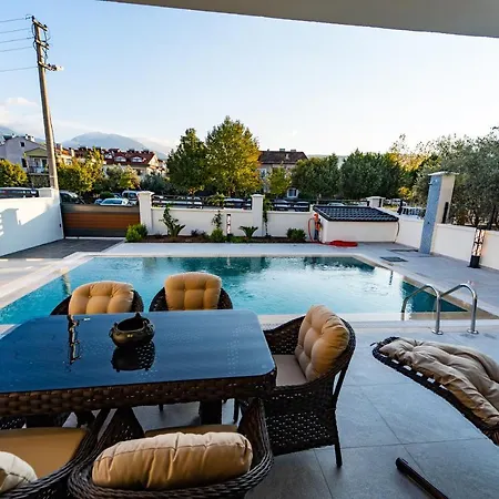 Villa Merkezde 8 Kisilik Yerden Isitmali