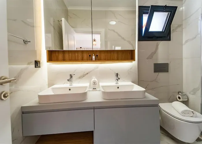 Merkezde 8 Kisilik Oezel Havuzlu Villa Villa *