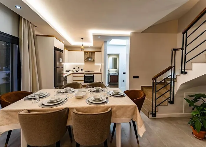 Merkezde 8 Kisilik Oezel Havuzlu Villa Villa