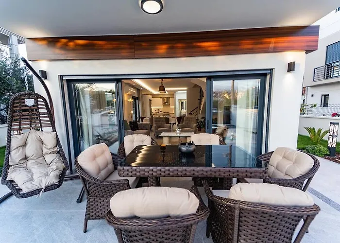 Merkezde 8 Kisilik Oezel Havuzlu Villa *