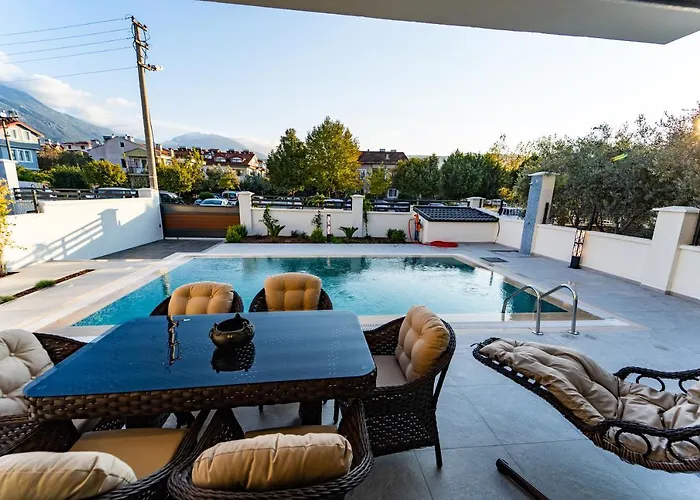 Villa Merkezde 8 Kisilik Oezel Havuzlu Villa