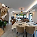 Merkezde 8 Kisilik Oezel Havuzlu Villa *