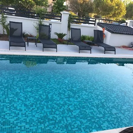 Merkezde 8 Kisilik Oezel Havuzlu Villa