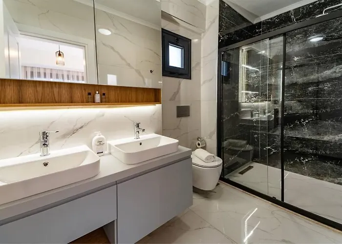 Merkezde 8 Kisilik Oezel Havuzlu Villa