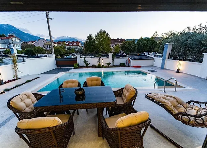 Merkezde 8 Kisilik Oezel Havuzlu Villa Fethiye