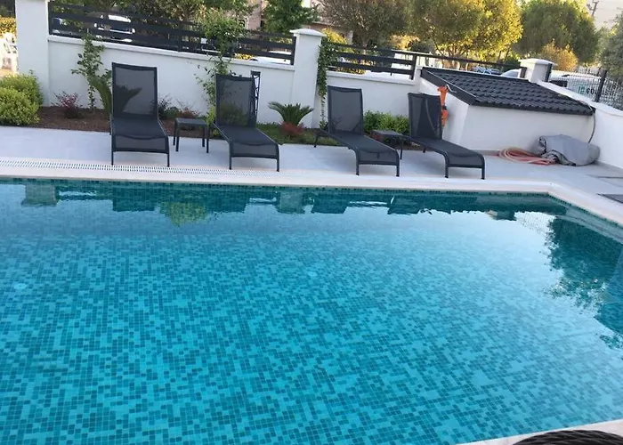 Merkezde 8 Kisilik Oezel Havuzlu Villa