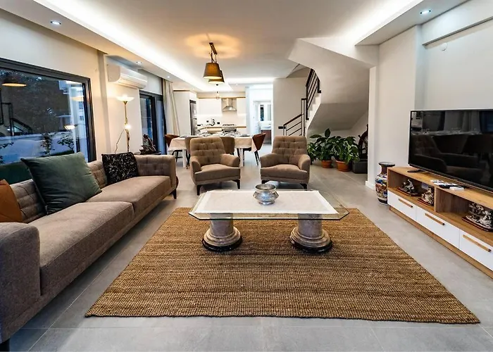 Merkezde 8 Kisilik Oezel Havuzlu Villa * Fethiye