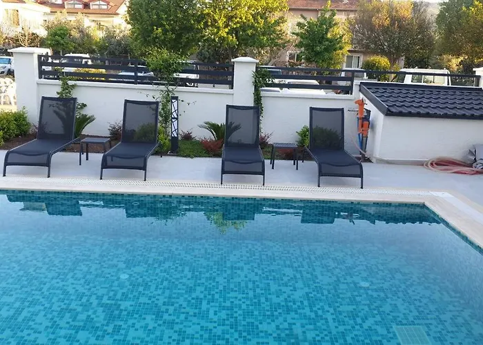 Merkezde 8 Kisilik Oezel Havuzlu Villa Вилла *