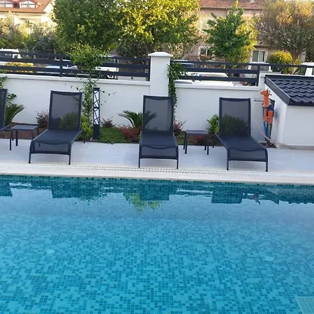 Merkezde 8 Kisilik Oezel Havuzlu Vila *